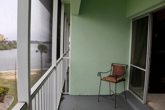 Building Photo - 715 S Beach St