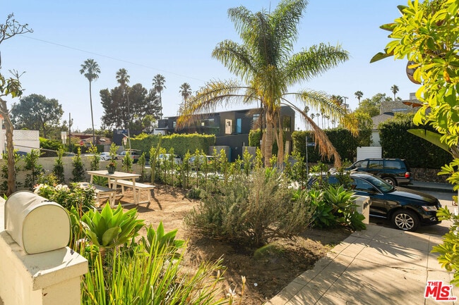 Building Photo - 818 Palms Blvd