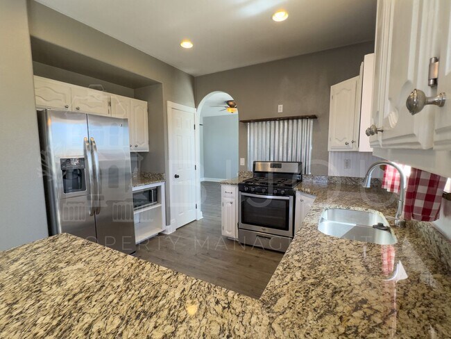 Building Photo - Spacious Country Living!