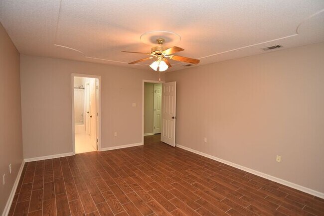 Building Photo - Wilmington Island Gem!