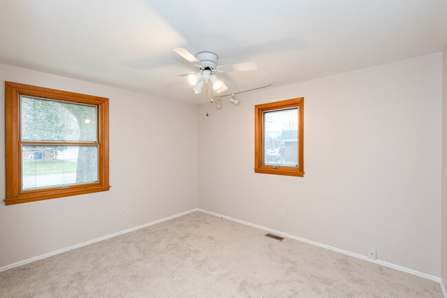 Building Photo - 6757 Summerdale Dr