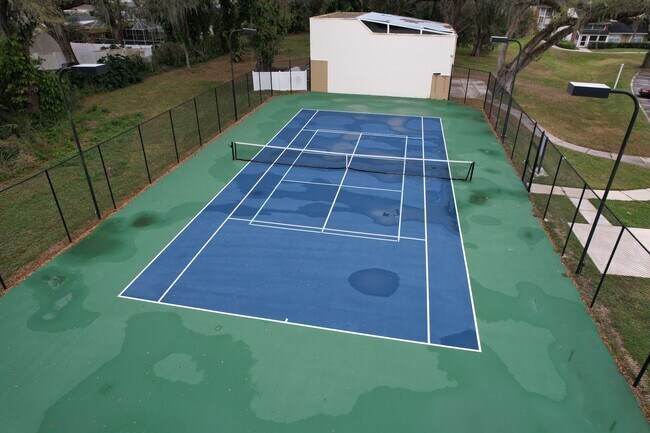 Building Photo - 1 Bedroom - 1 Bath - 2nd Floor - Community...