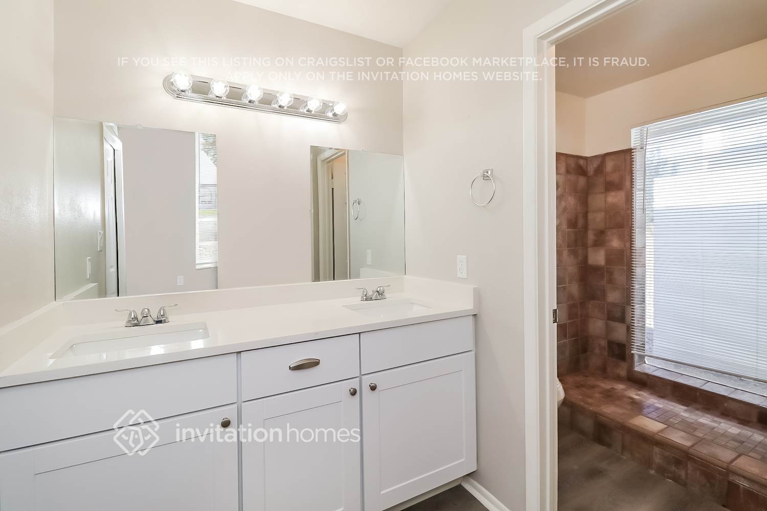 Building Photo - 6142 W Sunnyside Dr