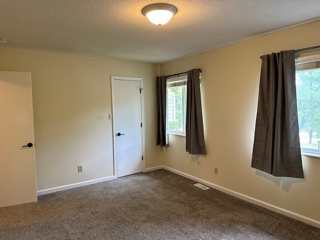 Building Photo - Townhome in Ballwin!!