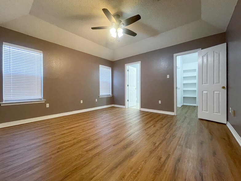 Building Photo - 1029 S Haven