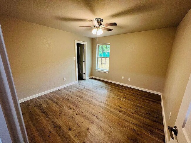 Building Photo - 2605 W Highland Dr