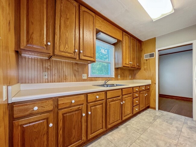 Building Photo - 2326 Storm St