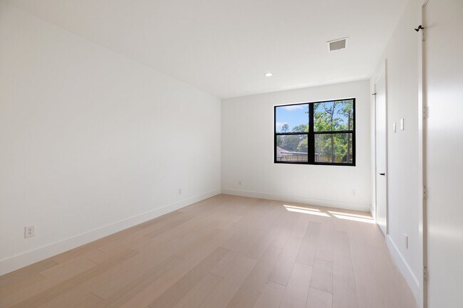 Building Photo - 1420 Primrose St
