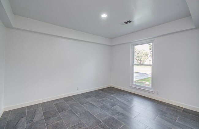 Building Photo - 674 Ravensworth Dr