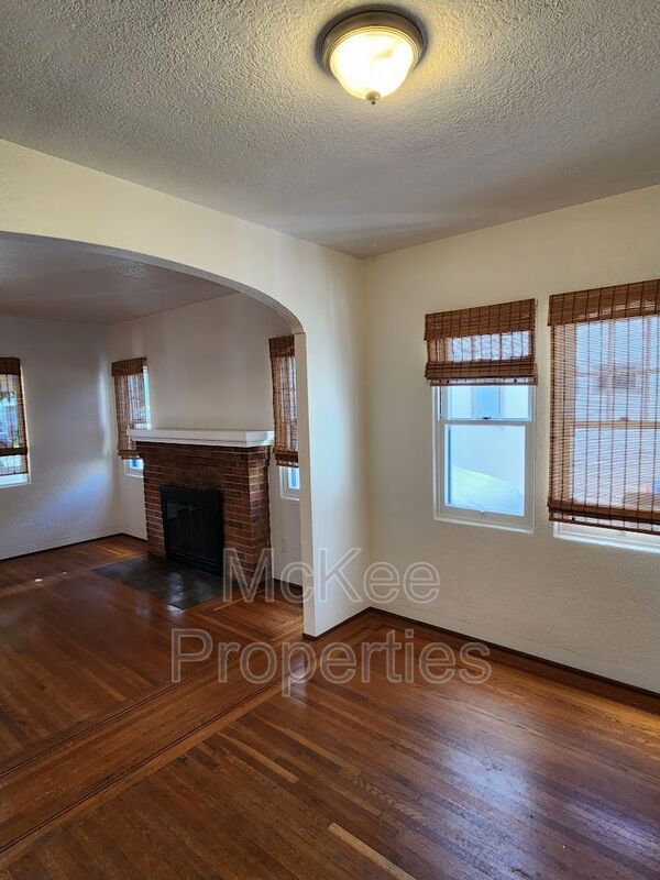Building Photo - 907 9th St