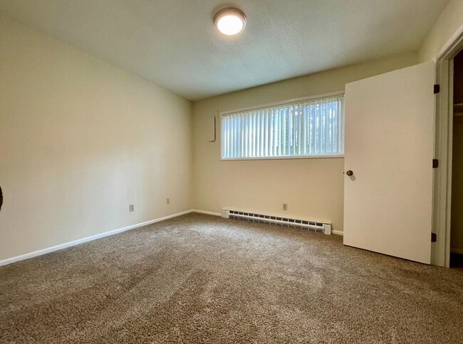 Building Photo - Vintage Main Floor 2 Bedroom in Hollywood ...