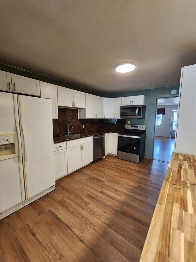 Building Photo - 3 Bedroom 2 Bathroom