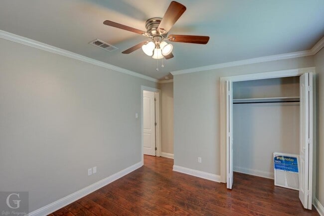 Building Photo - 425 Plaza Cir