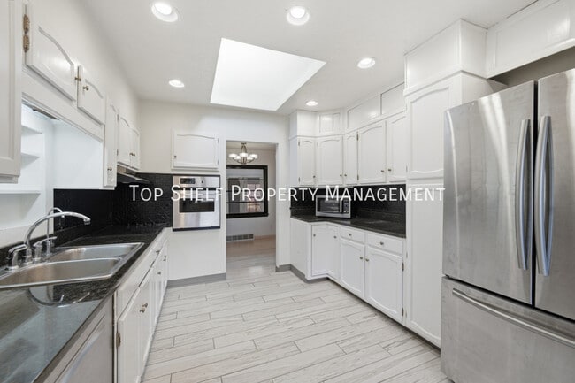 Building Photo - 502 Lacona Ave