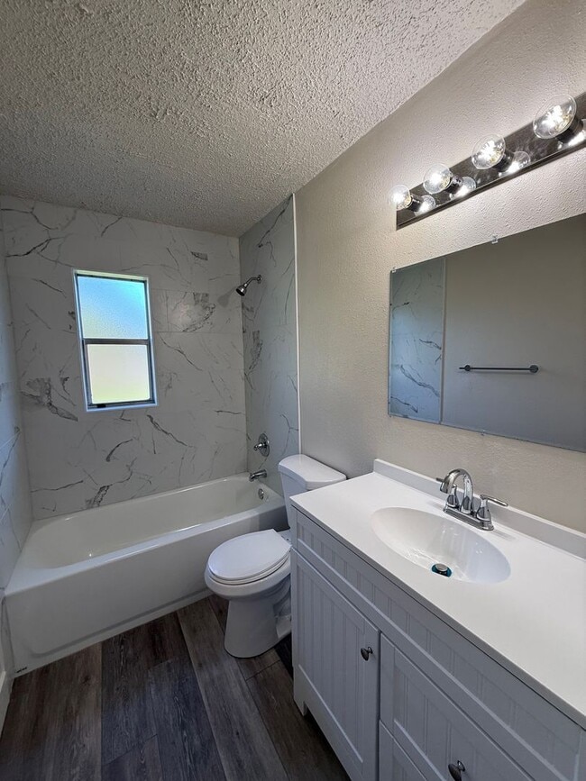 Building Photo - 3 Bedroom/1 Bathroom Single Family Home