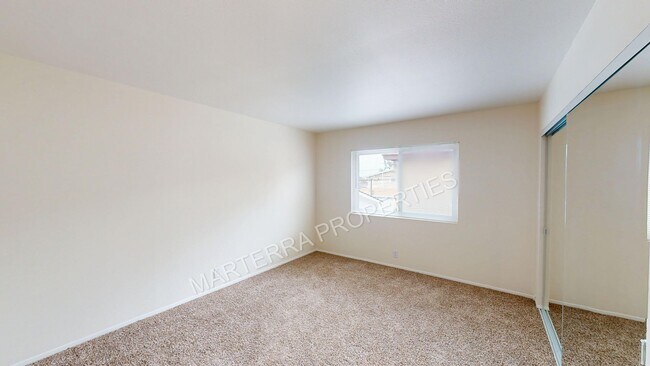 Building Photo - Charming 3-Bedroom, 2.5-Bathroom Home in D...