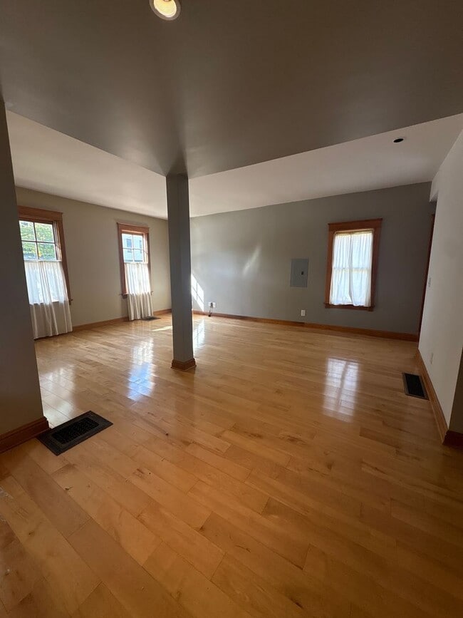 Building Photo - Renovated single family home for rent