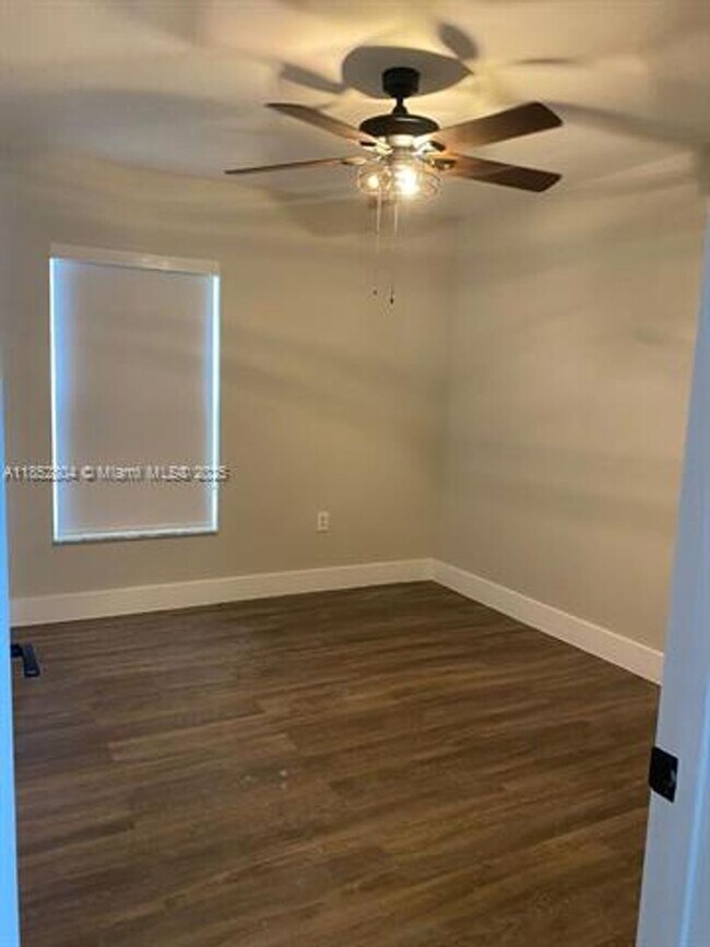 Building Photo - 880 NW 123rd Ct