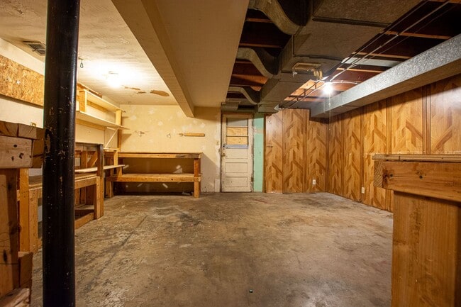 Building Photo - Extremely Spacious 2 Bedroom / 1 Bath Home