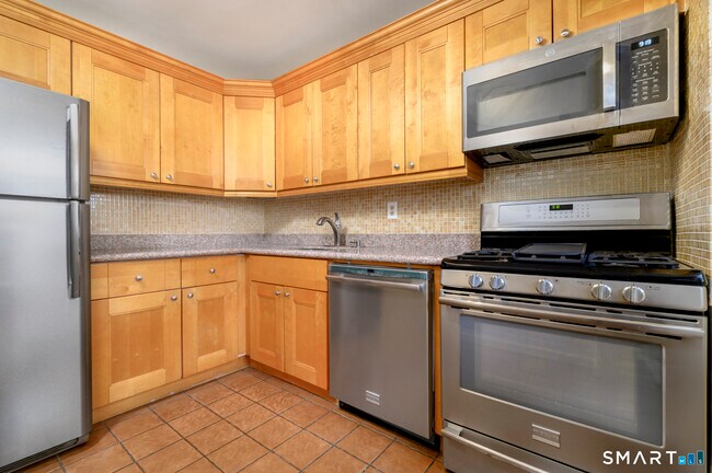 Building Photo - 91 Strawberry Hill Ave