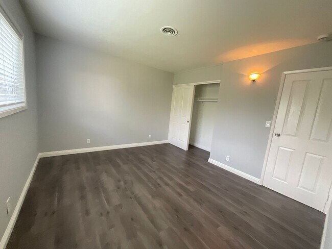 Building Photo - 3 Bedroom 2 Bathroom Single Story Home