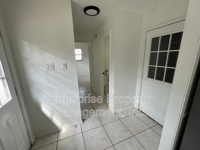 Building Photo - 1764 Chertsy Dr