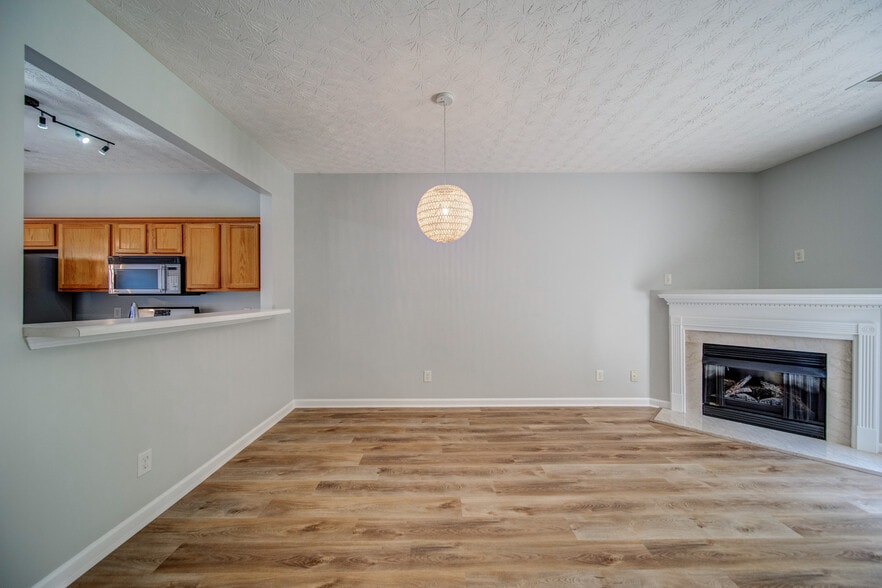 Building Photo - 211 Pearl Chambers Dr