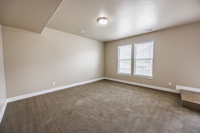 Building Photo - 972 S High Ridge Dr