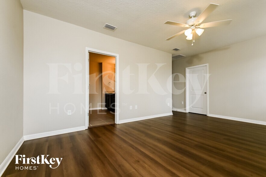 Building Photo - 11010 Leland Groves Dr