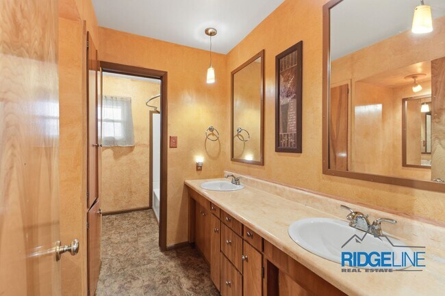 Building Photo - Sunnyside single family home with oversized 2 car garage