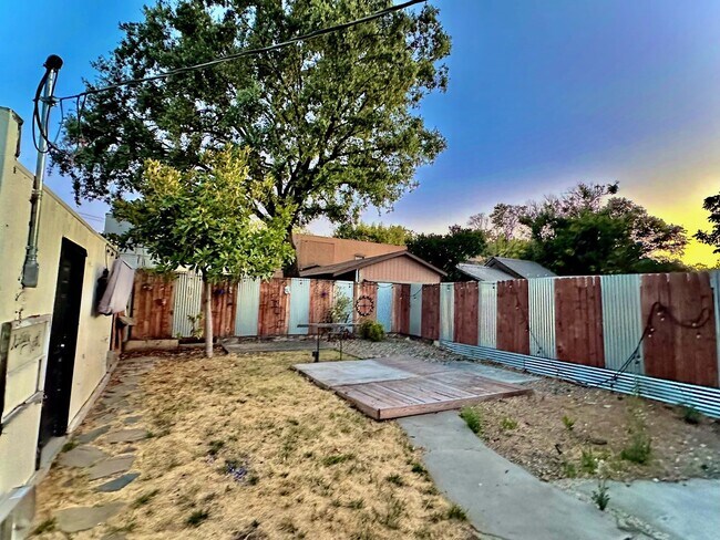 Building Photo - Charming and Rustic Single-Family 3Bed/1.5BA Pittsburg Home!