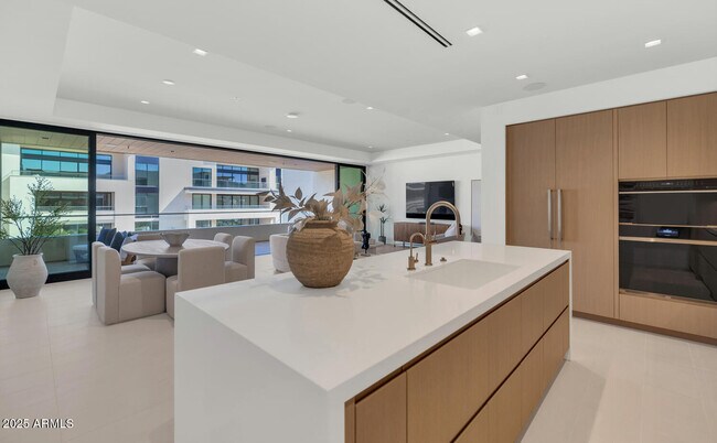 Building Photo - 6587 N Palmeraie Blvd