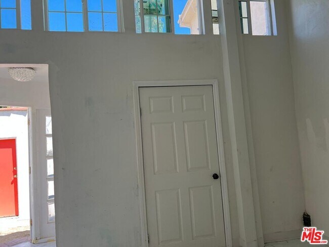 Building Photo - 234 N La Peer Dr