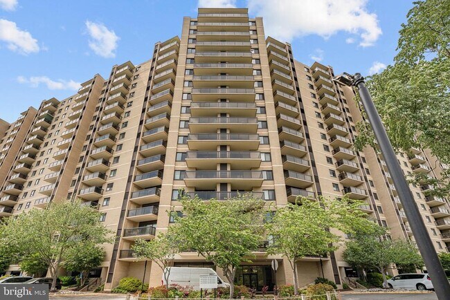 Building Photo - 205 Yoakum Pkwy