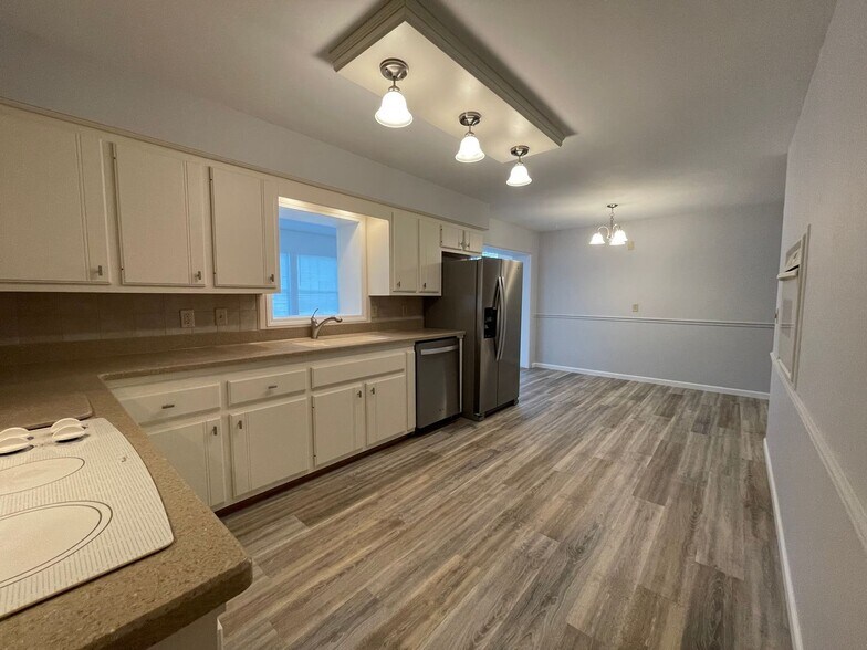 Building Photo - 7723 Yorktown St