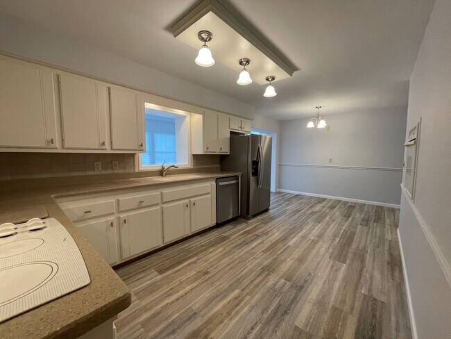 Building Photo - Three Bedroom Home in Richland