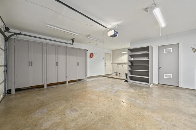Building Photo - 1607 Glencrest Dr