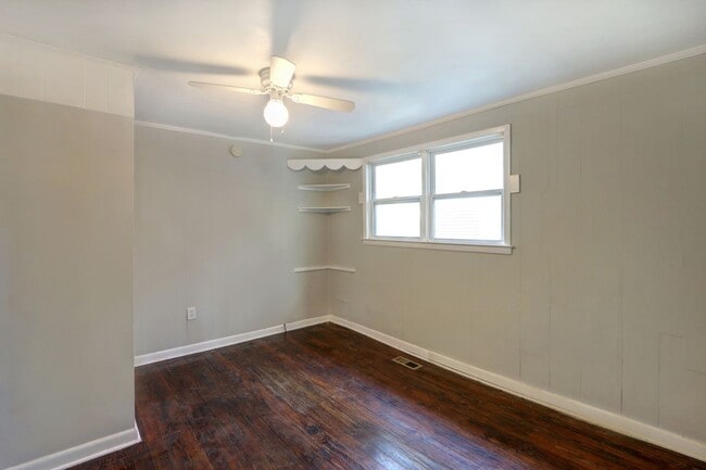 Building Photo - 4 Bedroom house---walk to Forsyth in 15 minutes