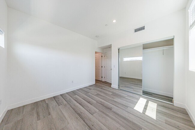 Building Photo - 3015 Alsace Ave