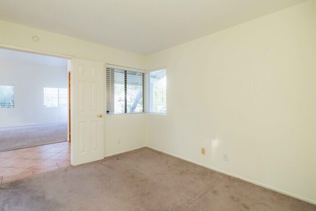 Building Photo - Beatiful house next to golf course.