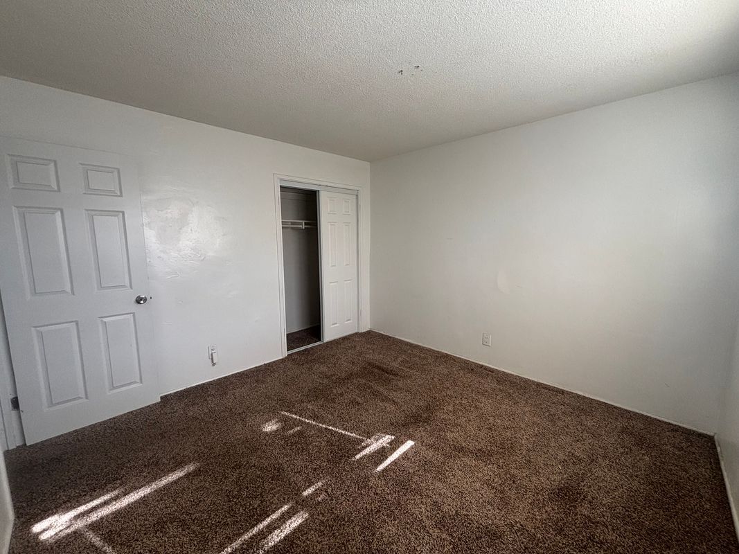 Building Photo - 701 E Oakland