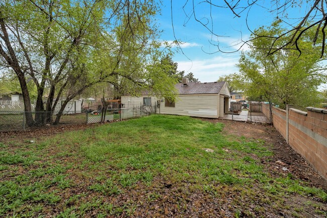 Building Photo - Newly Remodeled 2 Bed 1 Bath Duplex in West Valley