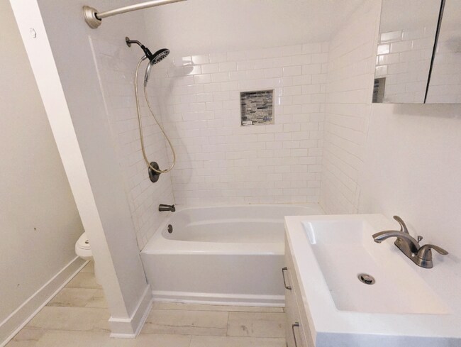 Building Photo - 613 Hudson Ave