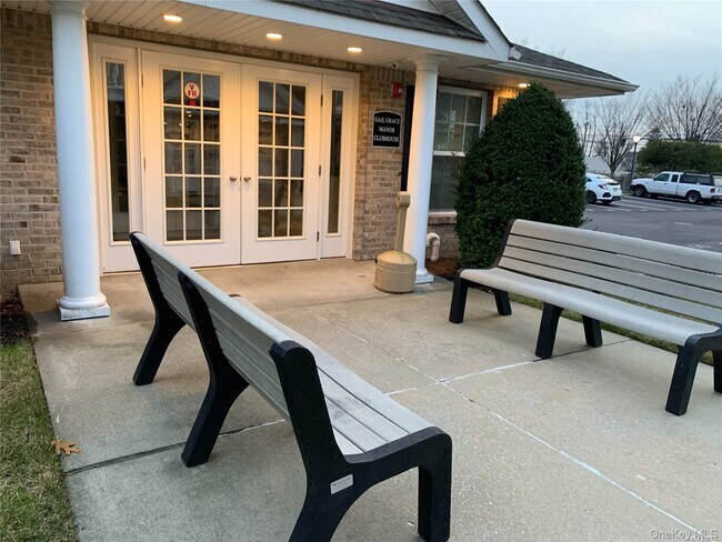 Building Photo - 594 W Montauk Hwy