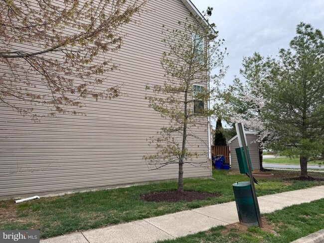 Building Photo - 601 Tivoli Rd