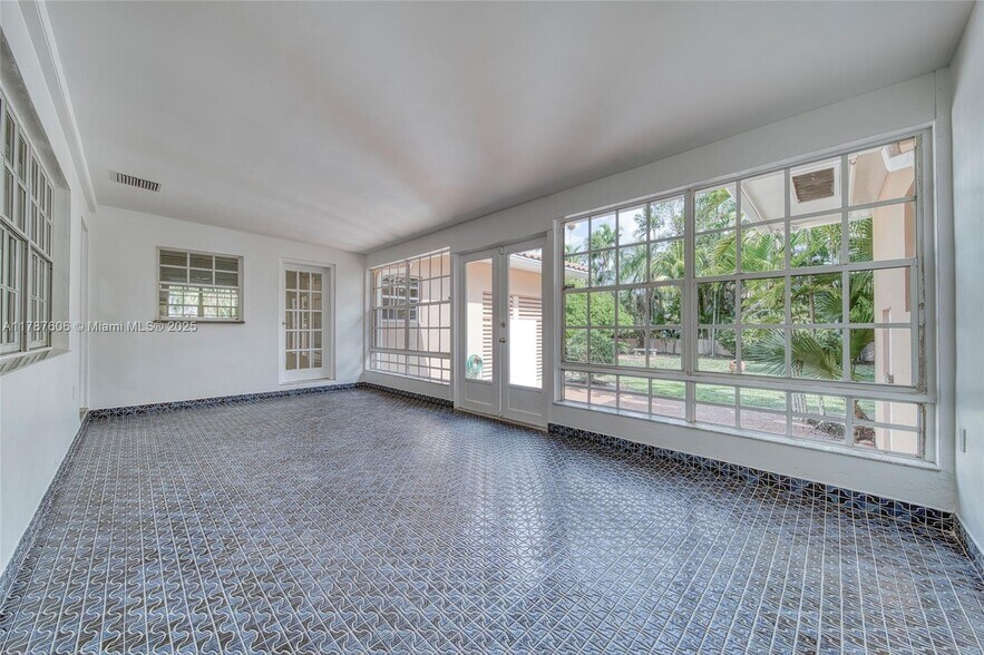 Building Photo - 645 Altara Ave