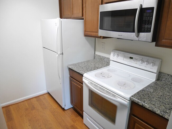 Building Photo - Your Home is Your Palace! Glen Burnie, MD