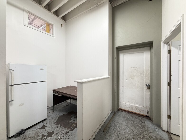 Building Photo - 610 N Albany Ave