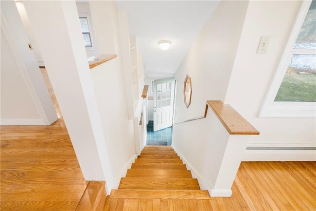 Building Photo - 8 Pine Ln