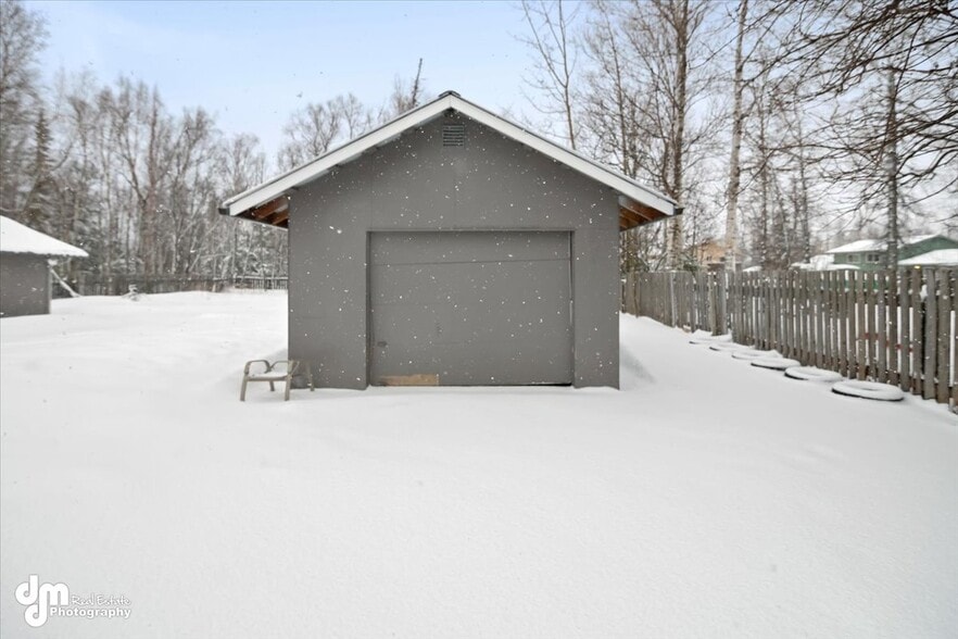 Building Photo - 1000 E Dellwood St